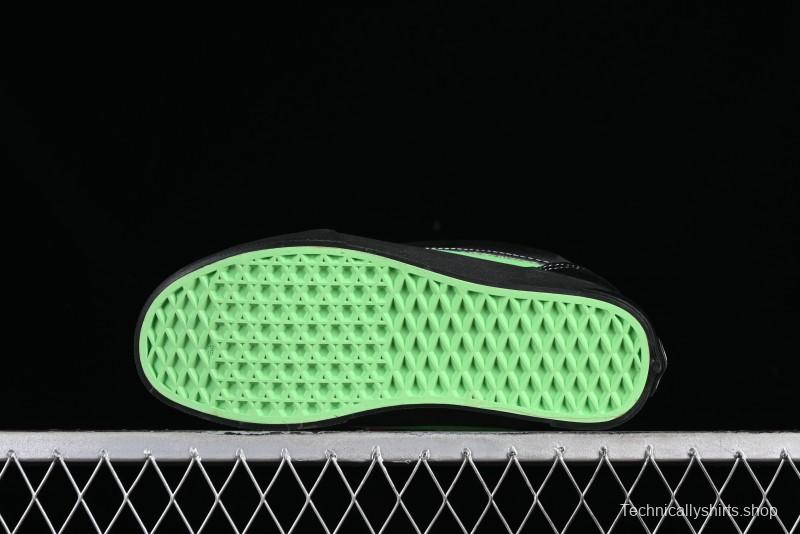 Vans Classics Knu Skool Retro Sneakers with Thickened Tongue and Enlarged Toe - VN0009QCSWE