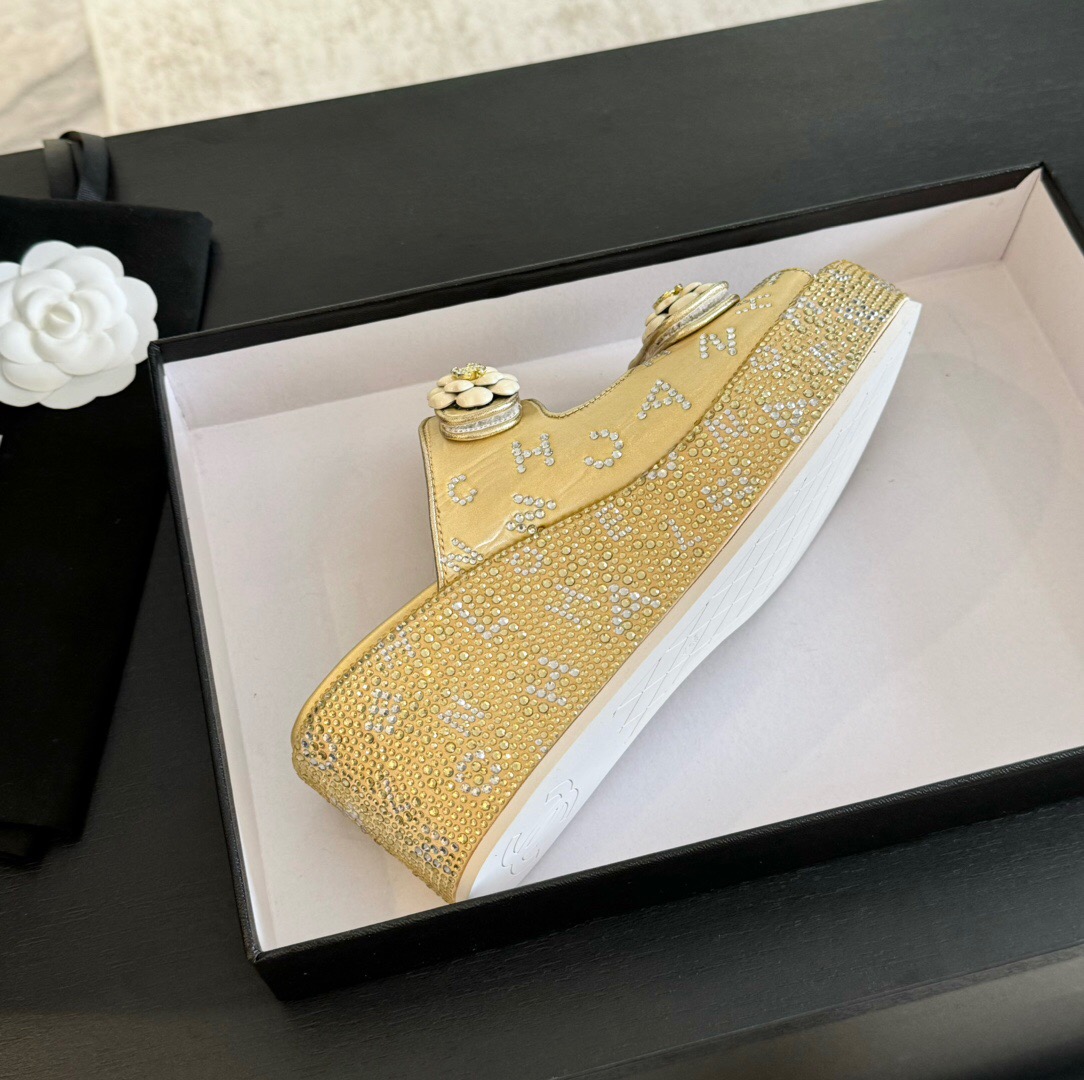 2025 Women Chanel Gold Leather Slippers LY00330