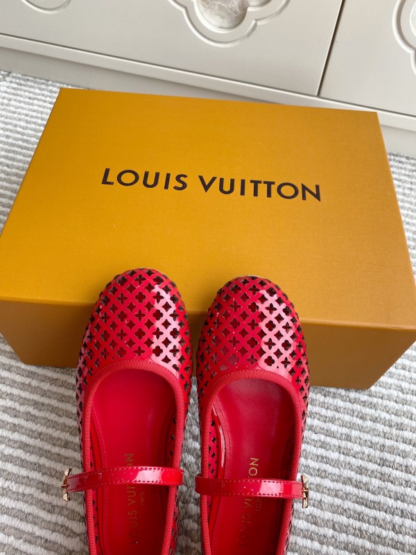2025 Women Louis Vuitton Red Patent Leather Ballet Flats KFY00310